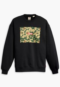 Felpa nera con una stampa grafica a camouflage che presenta tonalità di verde e beige, incluso un logo rosso "Levi's" al centro.