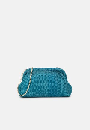 Teksturowana niebieska kopertówka wieczorowa z złotym łańcuszkiem, prostokątnym kształtem i miękkimi zaokrąglonymi krawędziami na białym tle.