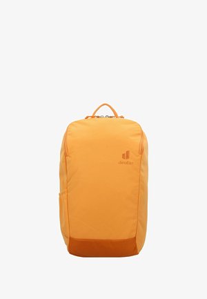 Oranger Stoff-Rucksack in rechteckiger Form, mit einem oberen Griff, Reißverschluss, Seitentasche und geprägtem Logo auf der Vorderseite.