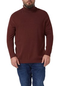 Brązowy sweter z golfem z miękkiego materiału z długimi rękawami i ściągaczami na mankietach, zestawiony z niebieskimi dżinsami. Prosty, dopasowany krój.