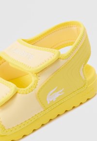 Lacoste SURUKIDS SUMMER PACK UNISEX - Obuća za bazen - yellow/white