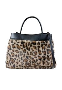 Borsa con manici e rifiniture in pelle nera, caratterizzata da un corpo in tessuto a stampa leopardata strutturata e tracolla rimovibile.