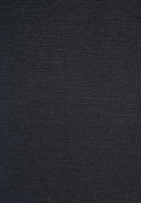 Czarna, dziana tkanina o gładkiej fakturze. Charakteryzuje się regularnym wzorem splotu i jednolitym kolorem, odpowiednia do różnych zastosowań.