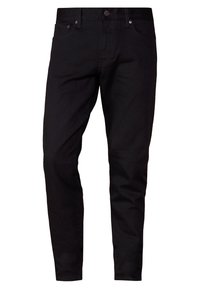 Slim-fit černé denimové džíny s předním zapínáním na knoflíky, poutky na opasek a viditelným prošíváním na bílém pozadí.