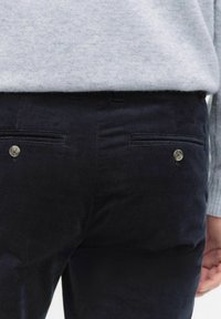 Navy kordflorsbyxor med ribbad textur, som har två bakfickor, knappdetaljer och rak bendesign.