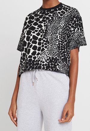 Crop top met korte mouwen en een zwart-wit dierenprint. De stof oogt zacht met een ronde hals en een ontspannen pasvorm.