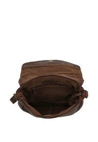 Sac bandoulière en cuir marron ouvert montrant son intérieur en tissu avec une poche zippée et une fermeture à rabat magnétique.