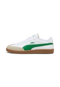 Weißer Sneaker mit grünen Akzenten, ausgestattet mit einem glatten synthetischen Obermaterial, einer beigen Wildlederspitze und einer Gummisohle. Schnürsenkel und Logo sind gut sichtbar.