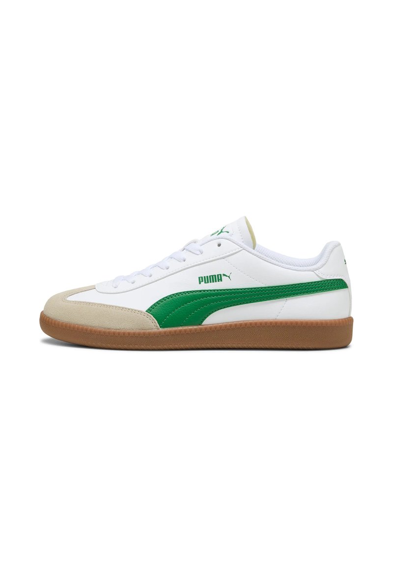 Weißer Sneaker mit grünen Akzenten, ausgestattet mit einem glatten synthetischen Obermaterial, einer beigen Wildlederspitze und einer Gummisohle. Schnürsenkel und Logo sind gut sichtbar.