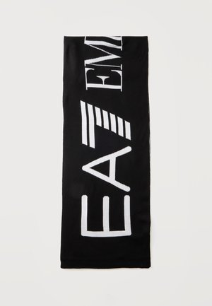 Écharpe noire avec grand logo blanc EA7 et texte partiellement visible sur un fond clair uni.