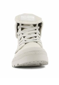 Sneaker alta in canvas grigio chiaro con lacci piatti, colletto imbottito e suola in gomma texturizzata con una patch del logo sulla linguetta.