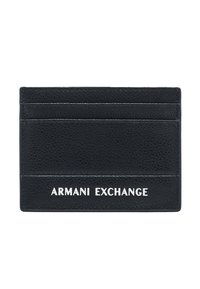 Portacarte in pelle nera con finitura testurizzata, dotato di più scomparti e logo "ARMANI EXCHANGE" in rilievo di colore bianco nella parte inferiore.