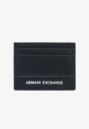 Portacarte in pelle nera con finitura testurizzata, dotato di più scomparti e logo "ARMANI EXCHANGE" in rilievo di colore bianco nella parte inferiore.