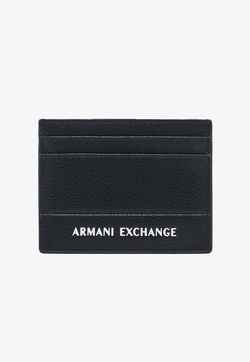 Portacarte in pelle nera con finitura testurizzata, dotato di più scomparti e logo "ARMANI EXCHANGE" in rilievo di colore bianco nella parte inferiore.