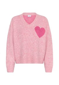 Pull rose avec un col en V, arborant un cœur rose plus foncé sur le côté gauche. Texture tricotée avec poignets et ourlet côtelés.