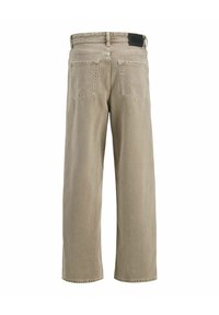 Los jeans de pierna ancha en color beige presentan una cintura de altura media, bolsillos traseros con parche y una tela de mezcla de algodón resistente con una textura suave.