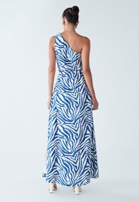 Maxi haljina na jedno rame u plavo-bijelom zebrinom uzorku, sakupljenog struka i lepršave suknje. Glatki materijal lagane teksture.