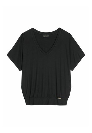 Czarna bluzka z krótkim rękawem i dekoltem w serek, o luźnym kroju, z marszczonym paskiem w talii, z małą złotą metką z logo przy dolnym brzegu.