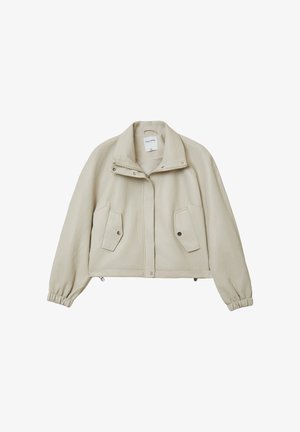 Beige gekürzte Jacke mit Stehkragen, Frontreißverschluss und Druckknöpfen, zwei Klappentaschen mit Druckknopfverschluss und elastischen Bündchen.