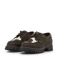 Zapatos de cuero marrón con un acento de piel de vaca, que presentan una punta redonda, diseño con cordones y suela de goma resistente con protuberancias.
