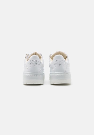 Weiße Leder-Sneaker mit glatter Oberfläche, gestanzten Akzenten und einer dicken weißen Sohle. Mit minimalistischem Branding an der Ferse.