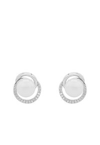 Pendientes de perlas blancas con un diseño circular, que presentan un marco de tono plateado adornado con brillantes acentos de cristal alrededor de la base.