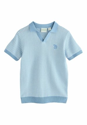 Šviesiai mėlynas trumpomis rankovėmis megztas polo marškinėlis su tekstūruotu raštu, briaunotu apykaklė ir rankogaliais, V formos iškirpte ir mažyliu siuvinėtu logotipu ant krūtinės.