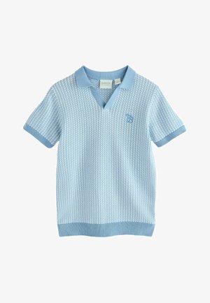 Polo en maille bleu clair à manches courtes avec motif texturé, col et poignets côtelés, encolure en V, et petit logo brodé sur la poitrine.