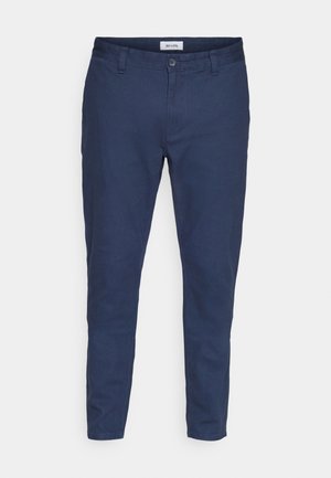 Mornarsko modri chinosi s slim fit obliko, izdelani iz bombaža. Imajo gumb in zadrgo za zapiranje, pet zank za pas in sprednje žepe.