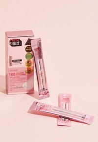 Rosa förpackning med produktinformation; inkluderar flera mindre påsar märkta "100 Collagen Reedle Shot" med en slank tubdesign och accenter.