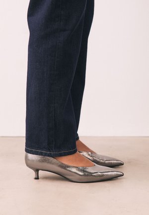 Next STANDARD WIDE FIT - FOREVER COMFORT POINT TOE LOW KITTEN - Pumps - pewter