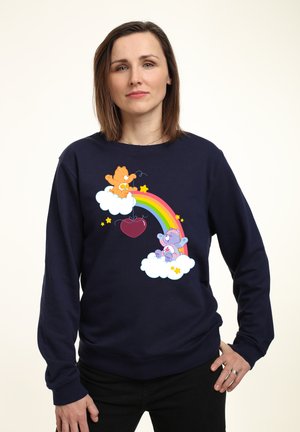 Marineblauwe sweatshirt met een kleurrafische afbeelding van twee cartoonberen op wolken, een regenboog en een hart, met sterrenaccenten.