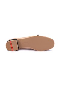 Semelle de chaussure en cuir marron avec une finition texturée, design plat, accent rouge près du talon, détails de logo en relief. Bords lisses et arrondis.