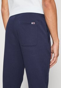 Tommy Jeans SLIM ENTRY GRAPHIC SWEATPANT - Pantalones deportivos - twilight navy