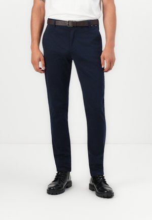 Tamnoma modri slim-fit hlače iz mehkega, gladkega materiala, s standardnim pasom in rjavim usnjenim zaponko, dopolnjene z črnimi vezalkami.