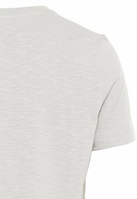 T-shirt gris clair à manches courtes avec un motif texturé subtil, présenté de dos et de côté droit.