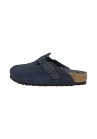 Zoccolo in suede navy con fibbia regolabile, soletta in sughero e suola in gomma testurizzata. Presenta un retro aperto e una fodera interna colorata con un motivo.