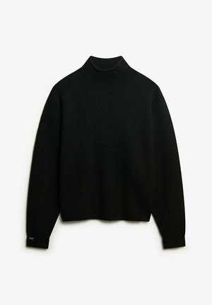 Czarny sweter typu golf wykonanego z prążkowanej dzianiny, z długimi rękawami i luźnym krojem, z subtelną metką marki na mankiecie.
