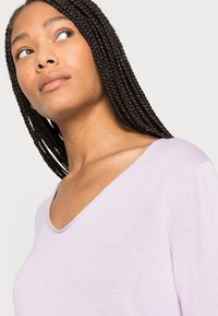 TOM TAILOR BASIC V-NECK - Camisola - iris flower