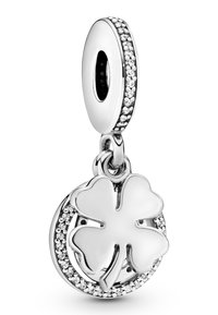 Srebrni amulet s motivom štiriperesne deteljice, obdan s krožno naravjo majhnih prozornoh kamenčkov. Gladka površina, polirana tekstura.