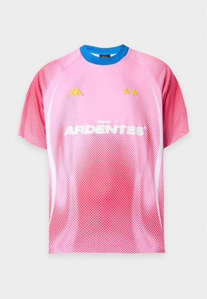 Maillot de sport rose à manches courtes avec un dégradé de points rouges, col bleu, logos jaunes et texte blanc "los ARDENTES" à l'avant.