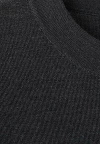 Czarny sweter wykonany z dzianiny, z okrągłym dekoltem i drobną, żebrowaną teksturą, podkreślający gładki, jednolity materiał bez dodatkowych zdobień.