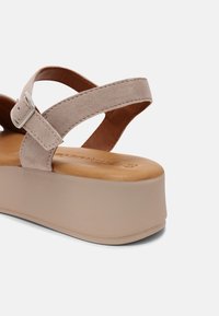 Tamaris Sandály na platformě - taupe