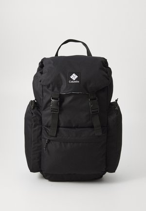 Mochila negra hecha de un tejido duradero con cierre de cordón, dos bolsillos laterales y correas ajustables. Presenta un logo en la parte frontal.