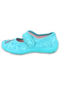 Türkiser Stoffschuh mit Klettverschluss, abgerundeter Zehenpartie und rosa Futter. Verfügt über ein florales Profilmuster auf einer flexiblen Sohle; verziert mit Stickerei.