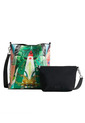 Kleurige tote bag met een levendig, gestreept ontwerp in groen, rood en zwart, vergezeld van een kleine zwarte pouch. Beide hebben verstelbare banden.