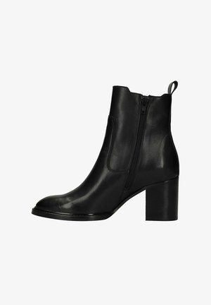 Bottine noire en cuir avec fermeture éclair sur le côté, talon bloc et languette à l'arrière, présentée sur un fond blanc.