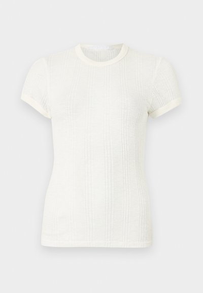 Λευκό κοντομάνικο ριπ πλεκτό t-shirt με στρογγυλή λαιμόκοψη και ελαφρώς φουσκωτά μανίκια.