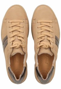 Beżowe skórzane sneakersy z okrągłym noskiem, brązowymi sznurówkami i kontrastowymi ciemnobrązowymi paskami po bokach. Miękka podszewka wewnętrzna z detalem logo.