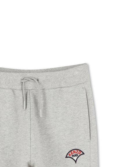 Pantalons de jogging gris avec taille élastique, fermeture à cordon de serrage et patch logo brodé arborant "KENZO PARIS" en rouge et bleu.